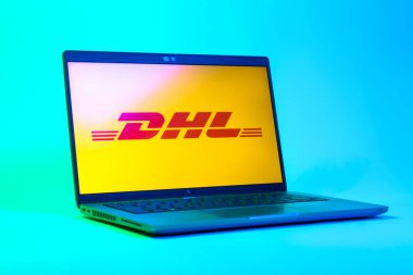 Prag, Çek Cumhuriyeti - 05: 18 2025: DHL logosunu gösteren bir dizüstü bilgisayarın düşük açılı görüntüsü. DHL uluslararası nakliye hizmeti sunan bir lojistik şirketidir..