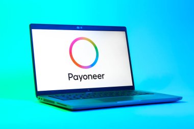 Prag, Çek Cumhuriyeti - 05: 18 2025: Payonez logosunu gösteren bir dizüstü bilgisayarın düşük açılı görüntüsü. Paeveryone, küresel online ödemeler ve para transferleri için bir platformdur.