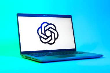 Prag, Çek Cumhuriyeti - 05: 18 2025: OpenAI logosunu gösteren bir dizüstü bilgisayarın düşük açılı görüntüsü. OpenAI, yapay zeka modelleri ve uygulamaları geliştiren bir platformdur..