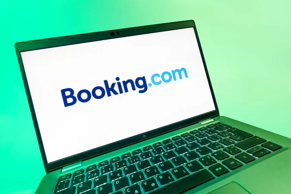 Prag, Çek Cumhuriyeti - 08 12 2025: Booking.com logosunu gösteren bir dizüstü bilgisayarın dinamik yakın çekimi. Rezervasyon, otel bulmak ve rezervasyon yaptırmak için bir platformdur..