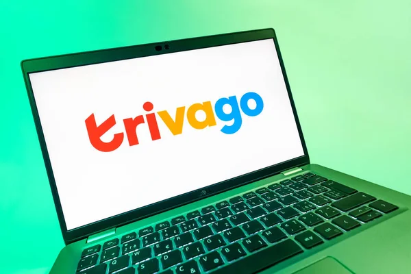Prag, Çek Cumhuriyeti - 08 12 2025: Trivago logosunu gösteren bir dizüstü bilgisayarın dinamik yakın çekimi. Trivago otel fiyatlarını ve anlaşmaları karşılaştırmak için bir platform..