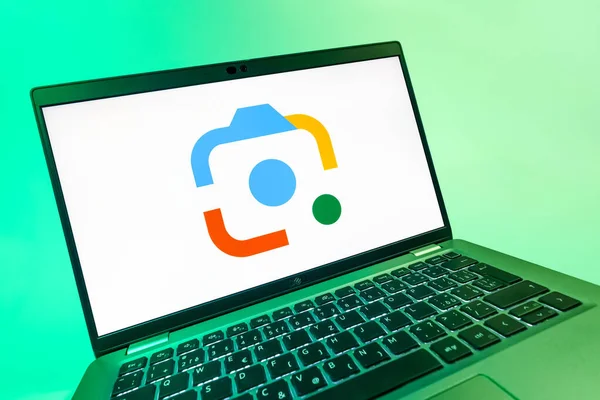 Prag, Çek Cumhuriyeti - 08 12 2025: Google Lens logosunu gösteren dinamik bir yakın plan. Google Lens, resimlerdeki görsel arama ve bilgi için kullanılan bir araçtır..