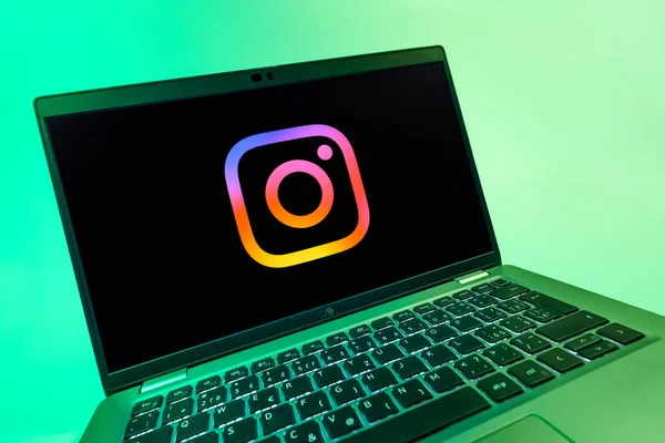 Prag, Çek Cumhuriyeti - 08 12 2025: Instagram logosunu gösteren dinamik bir yakın plan. Instagram fotoğraf ve video paylaşımı için bir sosyal medya platformudur..