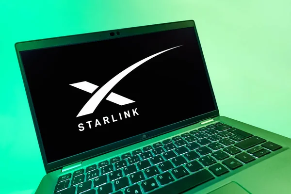 Prag, Çek Cumhuriyeti - 08 12 2025: Starlink logosunu gösteren bir dizüstü bilgisayarın dinamik yakın çekimi. Starlink küresel bağlantı sağlayan bir uydu internet hizmetidir.