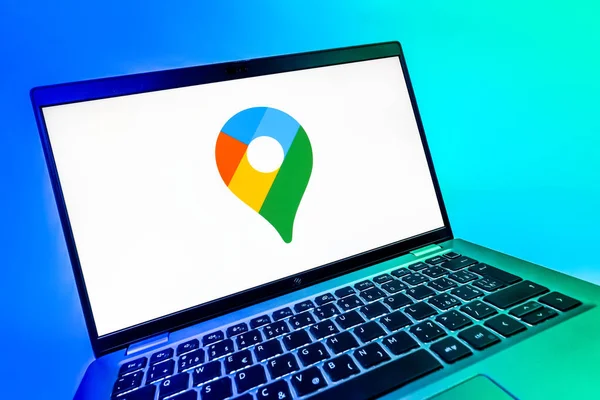 Prag, Çek Cumhuriyeti - 08 12 2025: Google Maps logosunu gösteren dinamik bir yakın plan. Google Maps haritalar, navigasyon ve konum hizmetleri için bir platformdur.