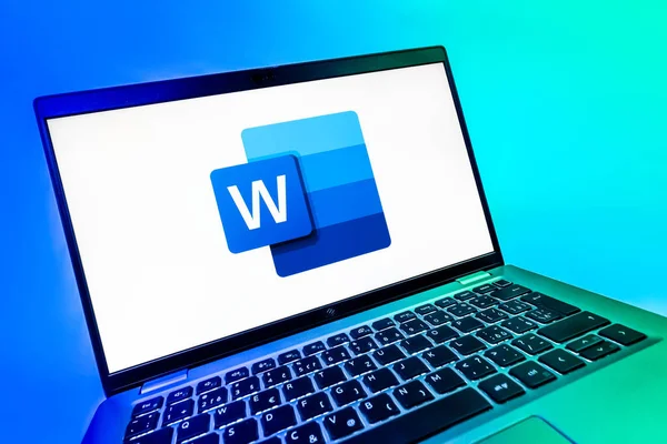 Prag, Çek Cumhuriyeti - 08 12 2025: Word logosunu gösteren bir dizüstü bilgisayarın dinamik yakın çekimi. Word belge yaratmak ve düzenlemek için bir yazılımdır..