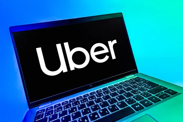 Prag, Çek Cumhuriyeti - 08 12 2025: Uber logosunu gösteren dinamik bir yakın plan. Uber ulaşım ve dağıtım hizmetleri için bir gezinti selamlama uygulaması.