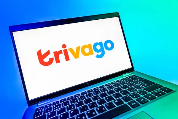 Prag, Çek Cumhuriyeti - 08 12 2025: Trivago logosunu gösteren bir dizüstü bilgisayarın dinamik yakın çekimi. Trivago otel fiyatlarını ve anlaşmaları karşılaştırmak için bir platform..