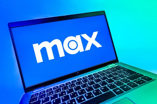 Prag, Çek Cumhuriyeti - 08 12 2025: Max logosunu gösteren bir dizüstü bilgisayarın dinamik yakın çekimi. Max, filmler, TV programları ve özgün içerikler için bir yayın platformudur..