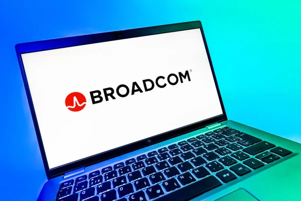 Prag, Çek Cumhuriyeti - 08 12 2025 Broadcom logosunu gösteren dinamik bir yakın plan. Broadcom, çip ve ağ donanımı üreten yarı iletken bir şirket..