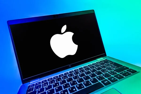 Prag, Çek Cumhuriyeti - 08 12 2025: Apple logosunu gösteren bir dizüstü bilgisayarın dinamik yakın çekimi. Apple iPhone, bilgisayar ve hizmet üreten bir teknoloji şirketidir..