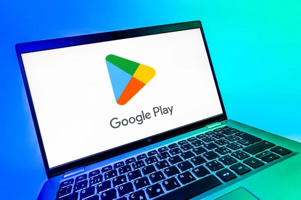 Prag, Çek Cumhuriyeti - 08 12 2025: Google Play logosunu gösteren bir dizüstü bilgisayarın dinamik yakın çekimi. Google Play uygulamaları, oyunları ve dijital içeriği indirmek için bir platformdur.