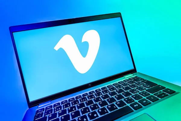 Prag, Çek Cumhuriyeti - 08 12 2025: Vimeo logosunu gösteren bir dizüstü bilgisayarın dinamik yakın çekimi. Vimeo, yüksek kaliteli video sunucu ve paylaşımı için bir platformdur.