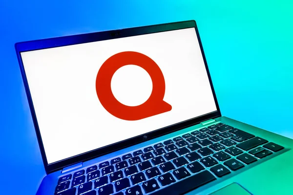 Prag, Çek Cumhuriyeti - 08 12 2025: Quora logosunu gösteren bir dizüstü bilgisayarın dinamik yakın çekimi. Quora soru sormak ve bilgi paylaşmak için bir platformdur..