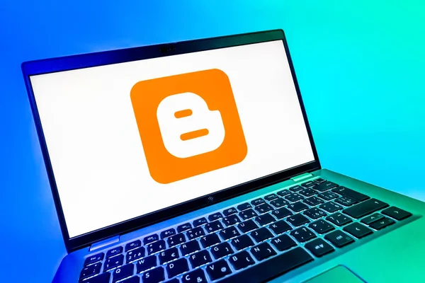 Prag, Çek Cumhuriyeti - 08 12 2025: Blogger logosunu gösteren bir dizüstü bilgisayarın dinamik yakın çekimi. Blogger blog oluşturma ve yayınlama için bir platformdur.