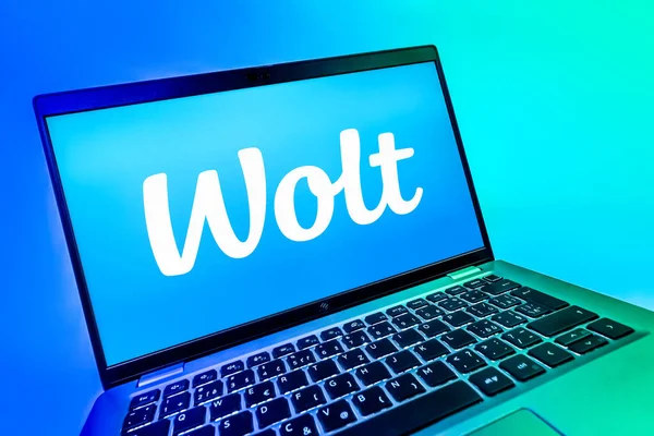 Prag, Çek Cumhuriyeti - 08 12 2025: Wolt logosunu gösteren dinamik bir yakın plan. Wolt yemek ve teslimat hizmetleri için bir platformdur..