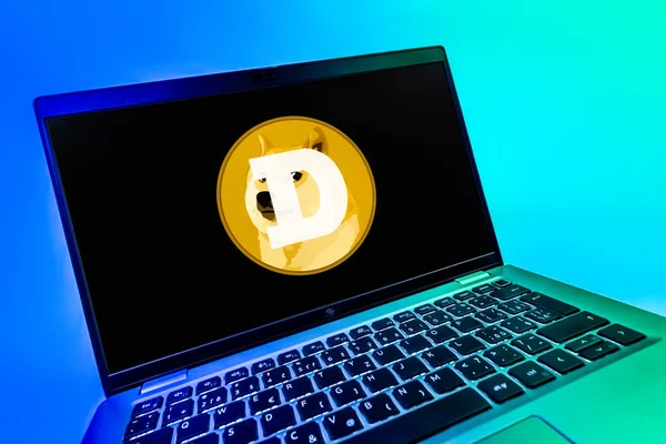 Prag, Çek Cumhuriyeti - 08 12 2025: Dogecoin logosunu gösteren bir dizüstü bilgisayarın dinamik yakın çekimi. Dogecoin, paylaşımcı işlemler için kullanılan bir şifreli para birimidir.