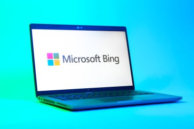 Prag, Çek Cumhuriyeti - 05: 18 2025: Microsoft Bing logosunu gösteren bir dizüstü bilgisayarın düşük açılı görüntüsü. Microsoft Bing çevrimiçi bilgi bulmak için bir arama motorudur.