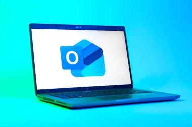 Prag, Çek Cumhuriyeti - 05: 18 2025: Outlook logosunu gösteren bir dizüstü bilgisayarın düşük açılı görüntüsü. Outlook iletileri göndermek ve yönetmek için bir e- posta platformudur.