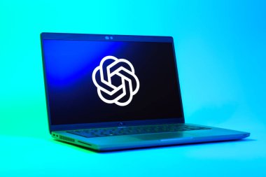Prag, Çek Cumhuriyeti - 05: 18 2025: OpenAI logosunu gösteren bir dizüstü bilgisayarın düşük açılı görüntüsü. OpenAI, yapay zeka modelleri ve uygulamaları geliştiren bir platformdur..