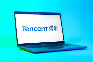 Prag, Çek Cumhuriyeti - 05: 18 2025: Tencent logosunu gösteren bir dizüstü bilgisayarın düşük açılı görüntüsü. Tencent internet hizmetleri ve oyunlar sağlayan bir teknoloji şirketidir..