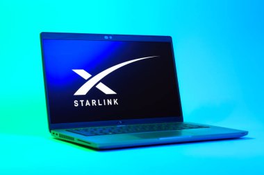 Prag, Çek Cumhuriyeti - 05: 18 2025: Starlink logosunu gösteren bir dizüstü bilgisayarın düşük açılı görüntüsü. Starlink küresel bağlantı sağlayan bir uydu internet hizmetidir.