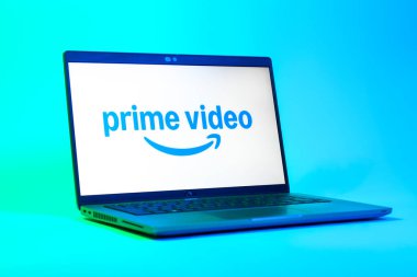 Prag, Çek Cumhuriyeti - 05: 18 2025: Prime video logosunu gösteren bir dizüstü bilgisayarın düşük açılı görüntüsü. Asal video, filmler ve TV programları için bir yayın platformudur..