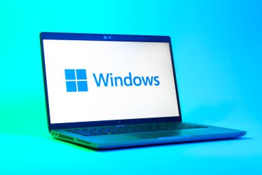 Prag, Çek Cumhuriyeti - 05: 18 2025: Windows logosunu gösteren bir dizüstü bilgisayarın düşük açılı görüntüsü. Windows kişisel bilgisayarlar için bir işletim sistemidir.