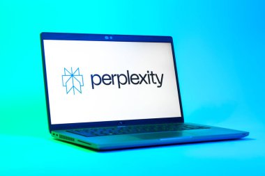 Prag, Çek Cumhuriyeti - 05: 18 2025: Şaşkınlık logosunu gösteren bir dizüstü bilgisayarın düşük açılı görüntüsü. Karışıklık yapay zeka destekli bir arama ve soru cevaplama platformudur.