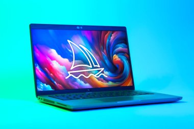 Prag, Çek Cumhuriyeti - 05: 18 2025: Midtrip logosunu gösteren bir dizüstü bilgisayarın düşük açılı görüntüsü. Midtrip yapay zeka ürünü resimler ve sanat için bir platformdur..