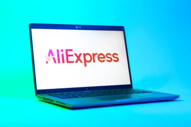 Prag, Çek Cumhuriyeti - 05: 18 2025: AliExpress logosunu gösteren bir dizüstü bilgisayarın düşük açılı görüntüsü. AliExpress, küresel çapta bir alışveriş ürünleri çevrimiçi pazarıdır..