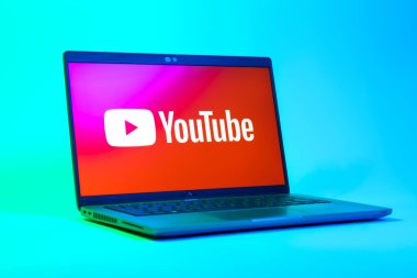 Prag, Çek Cumhuriyeti - 05: 18 2025: Youtube logosunu gösteren bir dizüstü bilgisayarın düşük açılı görüntüsü. Youtube dünya çapında videoları izlemek ve paylaşmak için bir platform.