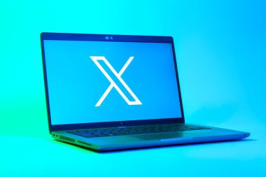 Prag, Çek Cumhuriyeti - 05: 18 2025: X logosunu gösteren bir dizüstü bilgisayarın düşük açılı görüntüsü. X, kısa gönderileri ve güncellemeleri paylaşmak için bir platformdur.