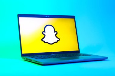 Prag, Çek Cumhuriyeti - 05: 18 2025: Snapchat logosunu gösteren bir dizüstü bilgisayarın düşük açılı görüntüsü. Snapchat fotoğraf, video ve geçici mesajlar göndermek için bir uygulamadır.