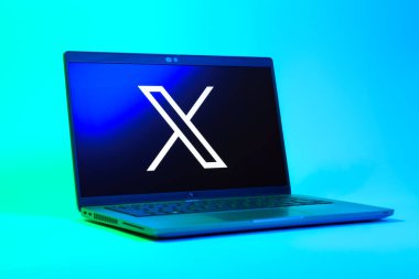 Prag, Çek Cumhuriyeti - 05: 18 2025: X logosunu gösteren bir dizüstü bilgisayarın düşük açılı görüntüsü. X, kısa gönderileri ve güncellemeleri paylaşmak için bir platformdur.