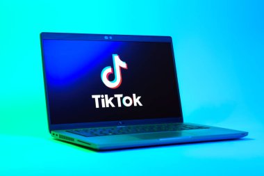 Prag, Çek Cumhuriyeti - 05: 18 2025: TikTok logosunu gösteren bir dizüstü bilgisayarın düşük açılı görüntüsü. TikTok kısa, yaratıcı ve viral video platformu.