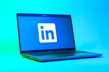 Prag, Çek Cumhuriyeti - 05: 18 2025: LinkedIn logosunu gösteren bir dizüstü bilgisayarın düşük açılı görüntüsü. LinkedIn, insanları ve şirketleri birbirine bağlayan profesyonel bir ağ..