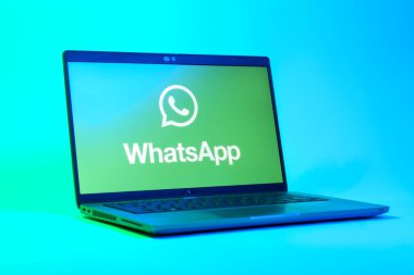 Prag, Çek Cumhuriyeti - 05: 18 2025: WhatsApp logosunu gösteren bir dizüstü bilgisayarın düşük açılı görüntüsü. WhatsApp mesaj, çağrı ve medya göndermek için bir uygulamadır.