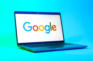 Prag, Çek Cumhuriyeti - 05: 18 2025: Google logosunu gösteren bir dizüstü bilgisayarın düşük açılı görüntüsü. Google bilgi için bir arama motoru ve teknoloji platformudur.