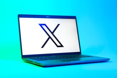 Prag, Çek Cumhuriyeti - 05: 18 2025: X logosunu gösteren bir dizüstü bilgisayarın düşük açılı görüntüsü. X, kısa gönderileri ve güncellemeleri paylaşmak için bir platformdur.