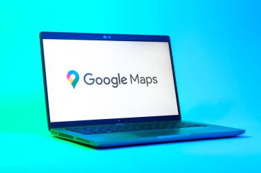 Prag, Çek Cumhuriyeti - 05: 18 2025: Google Maps logosunu gösteren bir dizüstü bilgisayarın düşük açılı görüntüsü. Google Maps haritalar, navigasyon ve konum hizmetleri için bir platformdur.
