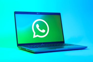 Prag, Çek Cumhuriyeti - 05: 18 2025: WhatsApp logosunu gösteren bir dizüstü bilgisayarın düşük açılı görüntüsü. WhatsApp mesaj, çağrı ve medya göndermek için bir uygulamadır.
