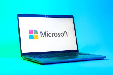 Prag, Çek Cumhuriyeti - 05: 18 2025: Microsoft logosunu gösteren bir dizüstü bilgisayarın düşük açılı görüntüsü. Microsoft yazılım, donanım ve hizmet sunan bir teknoloji şirketidir..
