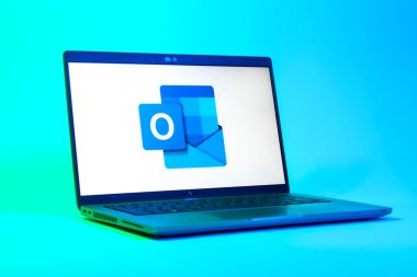 Prag, Çek Cumhuriyeti - 05: 18 2025: Outlook logosunu gösteren bir dizüstü bilgisayarın düşük açılı görüntüsü. Outlook iletileri göndermek ve yönetmek için bir e- posta platformudur.