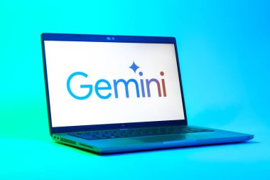 Prag, Çek Cumhuriyeti - 05: 18 2025: Gemini logosunu gösteren dizüstü bilgisayarın düşük açılı görüntüsü. Gemini kripto para ticareti ve yönetimi için bir platformdur..
