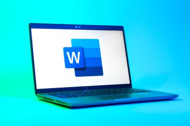 Prag, Çek Cumhuriyeti - 05: 18 2025: Word logosunu gösteren bir dizüstü bilgisayarın düşük açılı görüntüsü. Word belge yaratmak ve düzenlemek için bir yazılımdır..