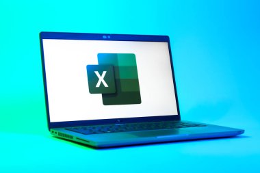 Prag, Çek Cumhuriyeti - 05: 18 2025: Excel logosunu gösteren bir dizüstü bilgisayarın düşük açılı görüntüsü. Excel, tablo, veri analizi ve hesaplamalar için bir yazılımdır..