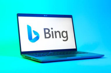 Prag, Çek Cumhuriyeti - 05: 18 2025: Bing logosunu gösteren dizüstü bilgisayarın düşük açılı görüntüsü. Bing çevrimiçi bilgi bulmak için bir arama motorudur.
