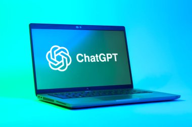 Prag, Çek Cumhuriyeti - 05: 18 2025: ChatGPT logosunu gösteren bir dizüstü bilgisayarın düşük açılı görüntüsü. ChatGPT metin üretmek ve soruları cevaplamak için bir yapay zeka sohbet robotudur..