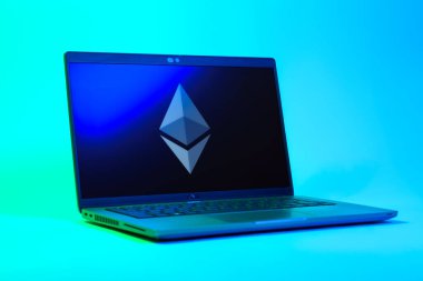 Prag, Çek Cumhuriyeti - 05: 18 2025: Ethereum logosunu gösteren bir dizüstü bilgisayarın düşük açılı görüntüsü. Ethereum merkezi olmayan uygulamalar ve kripto için bir engelleme platformudur..